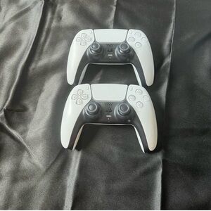 Playstation 5, 2 controllers, Miles morales Game downloaded